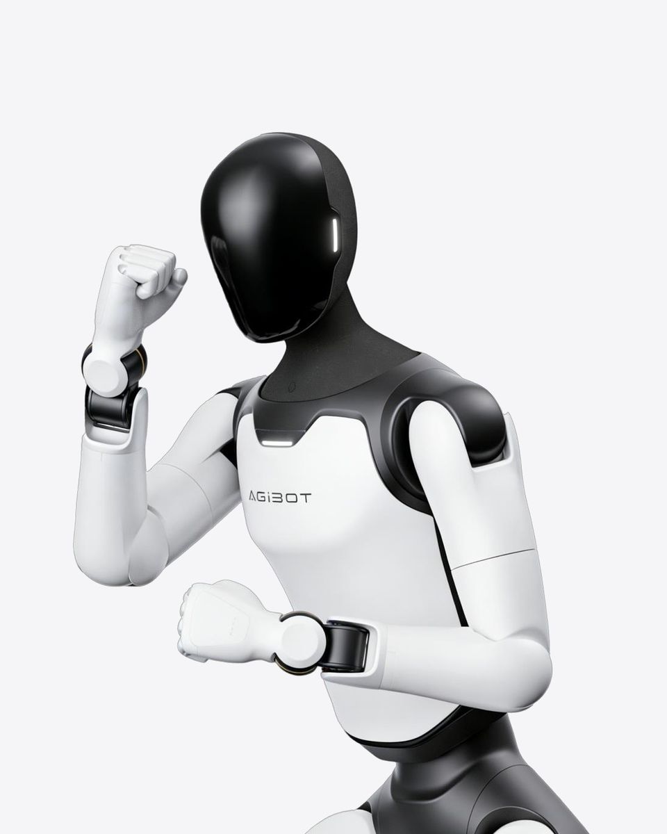 Humanoidní robot AgiBot A3 v dynamické póze se zdviženou paží