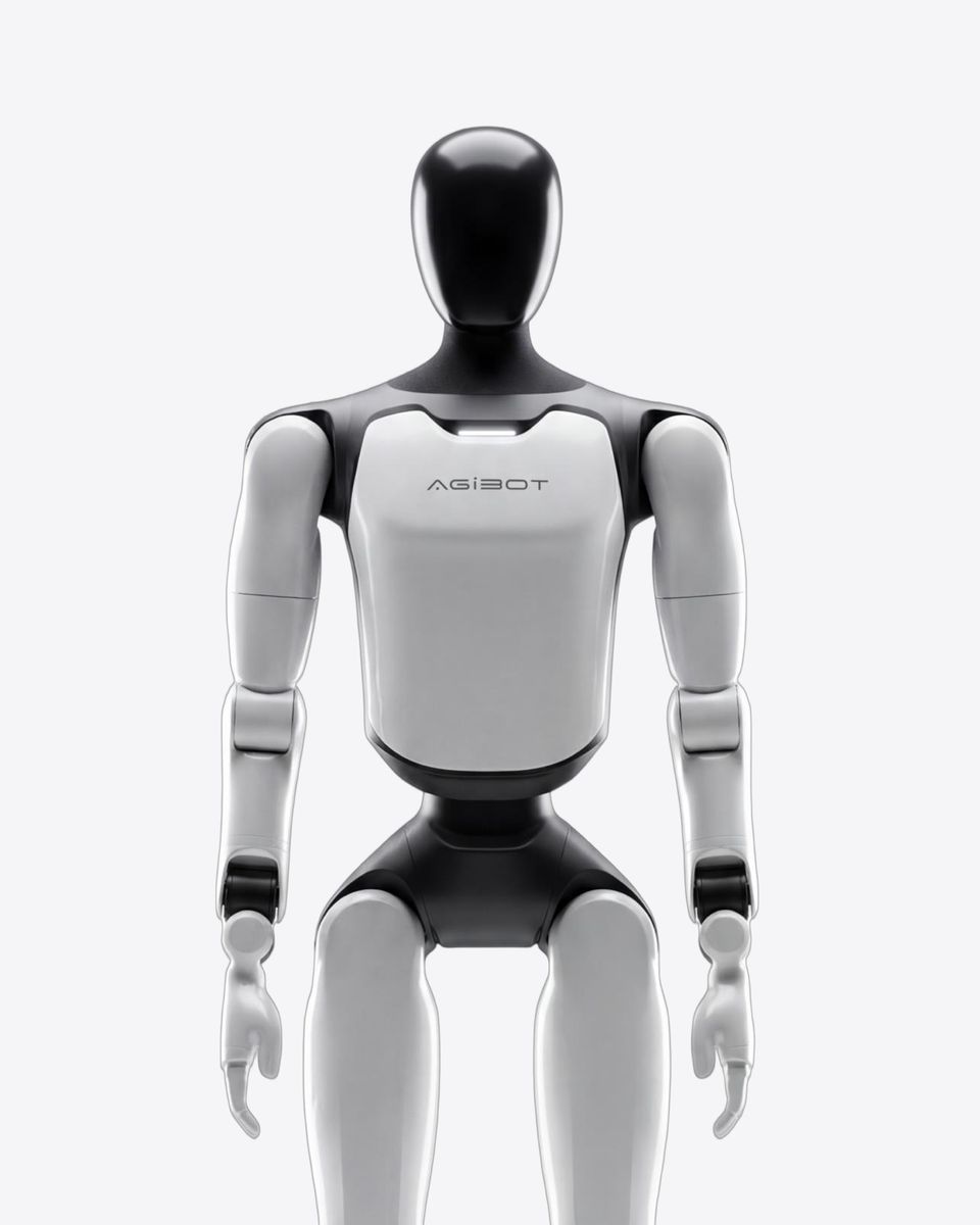 Humanoidní robot AgiBot A3 zepředu na světlém pozadí
